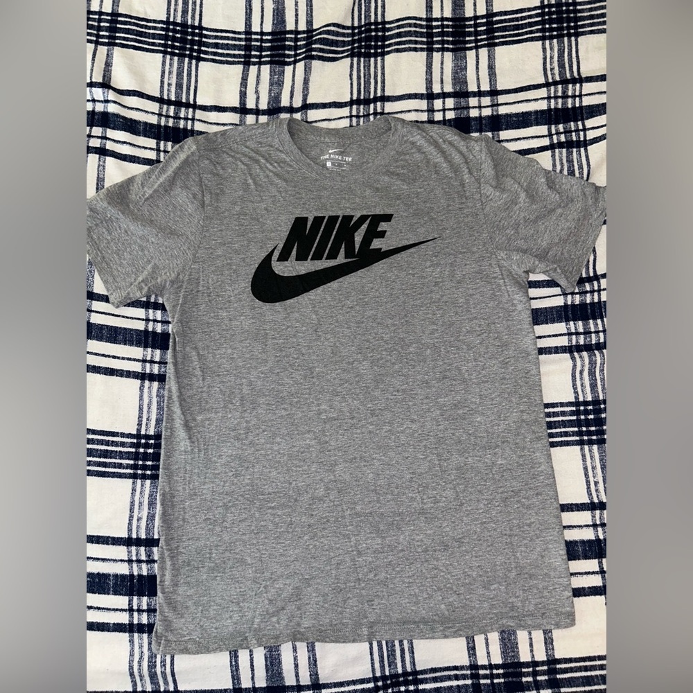 Gray men’s medium Nike tee